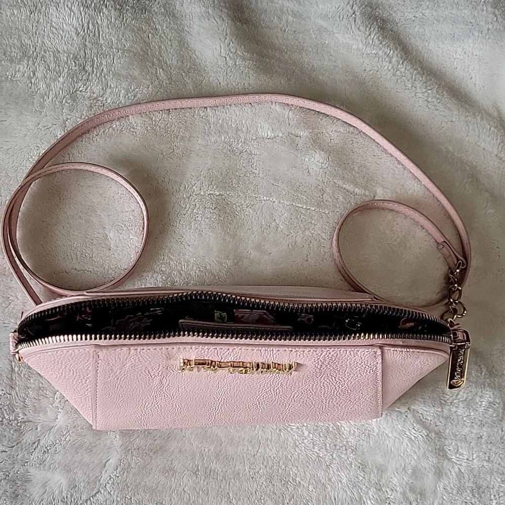 🩷🩷Betsey Johnson Pink Crossbody Bag with Gold Chain🩷🩷 - Picture 6 of 7